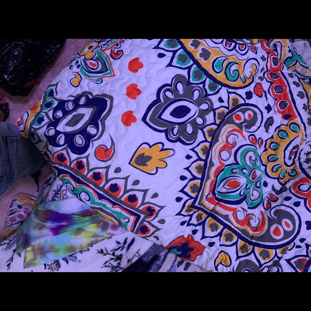 Queen comforter - Picture 2 of 4